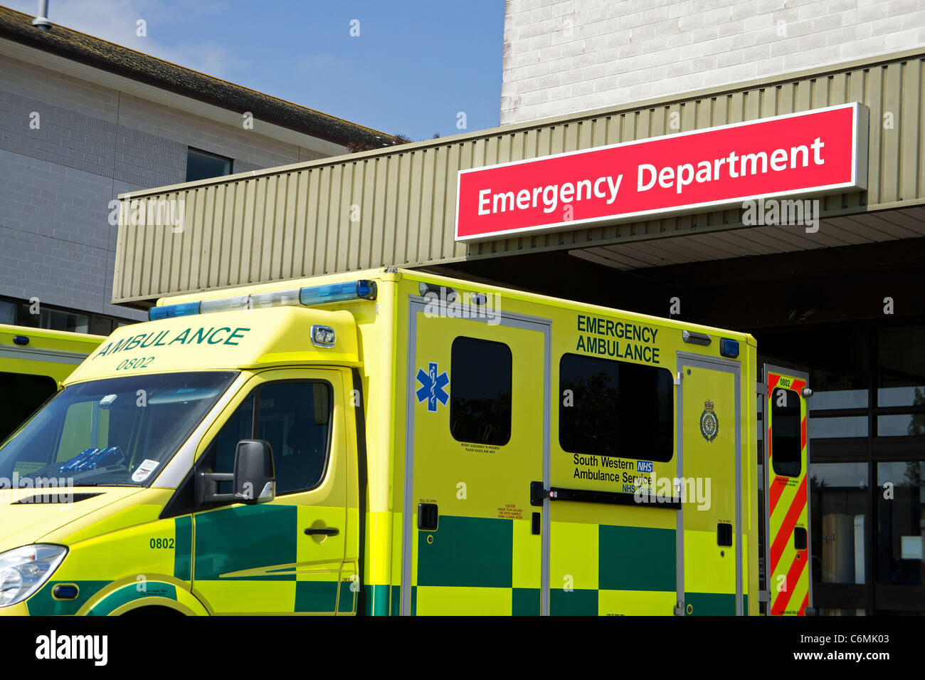 Una ambulancia fuera del departamento de accidentes y urgencias en el hospital Royal Cornwall, Truro, Cornwall, Reino Unido Foto de stock