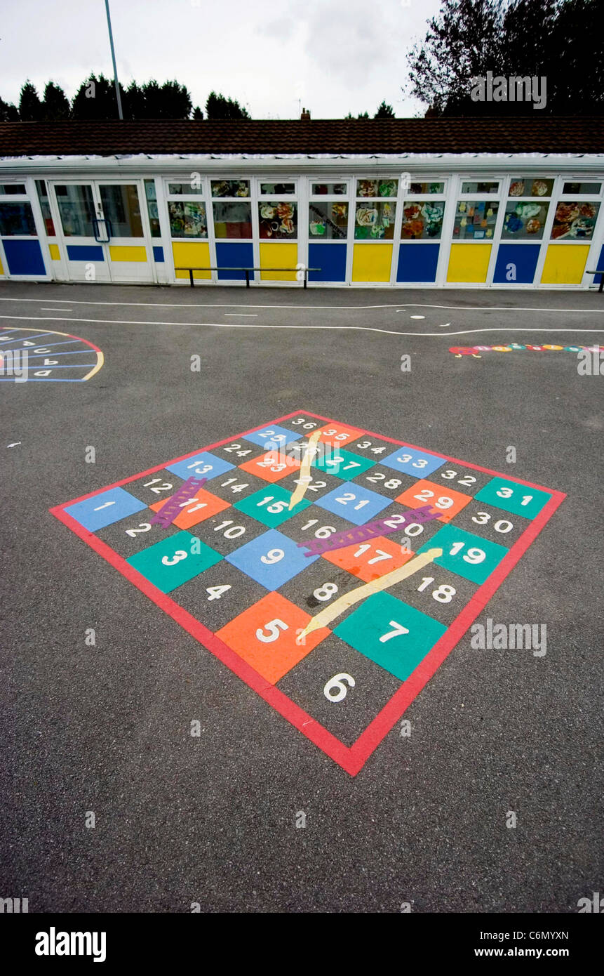 Juego de serpientes y escaleras en un patio escolar Fotografía de stock -  Alamy