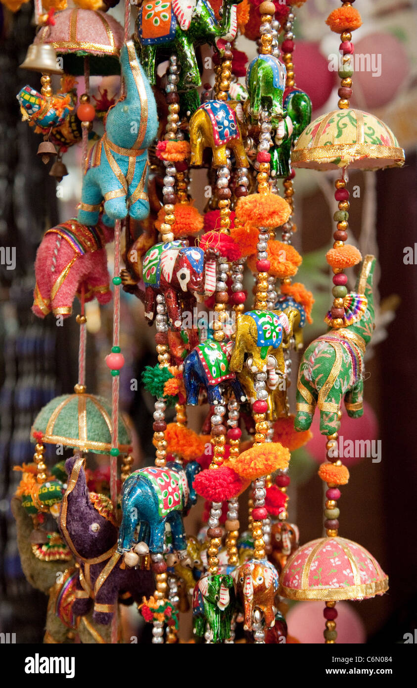 Decoraciones indio para la venta en una tienda de Little India, Singapur, Asia Foto de stock