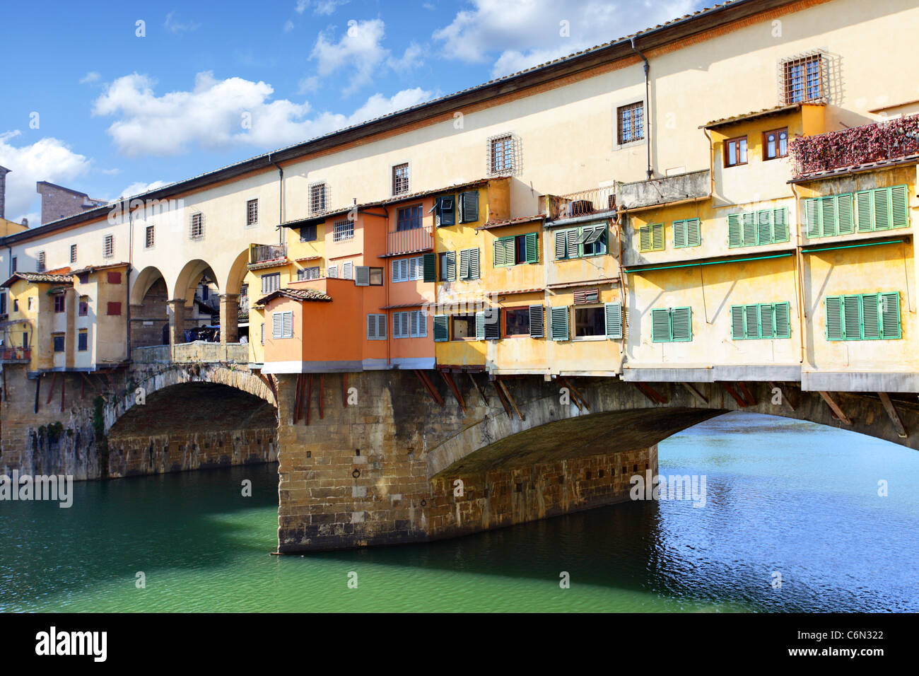 Ponte Vecchio sobre el río Arno en Florencia, Italia. Foto de stock