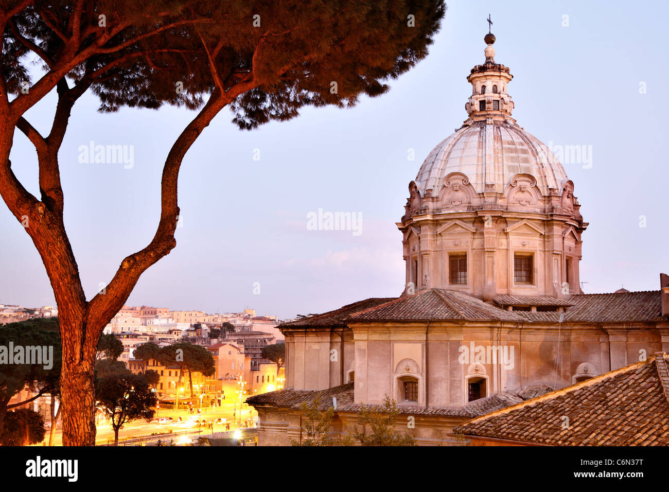 Vista nocturna de Roma desde la colina del Capitolio, Italia Foto de stock