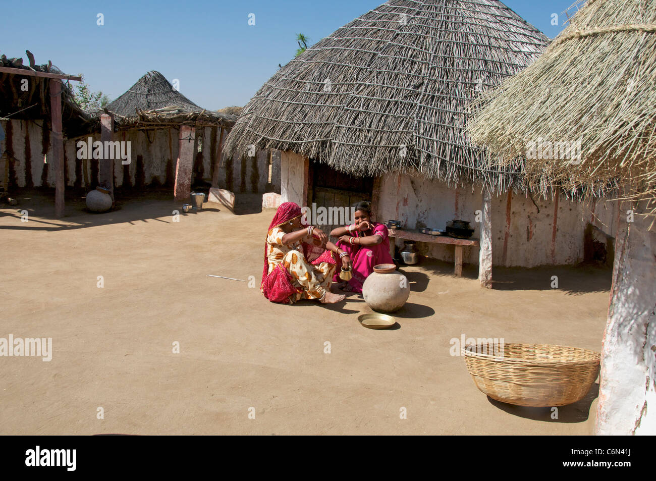 Dos mujeres Bisnoi en la aldea India de Rajasthan Foto de stock
