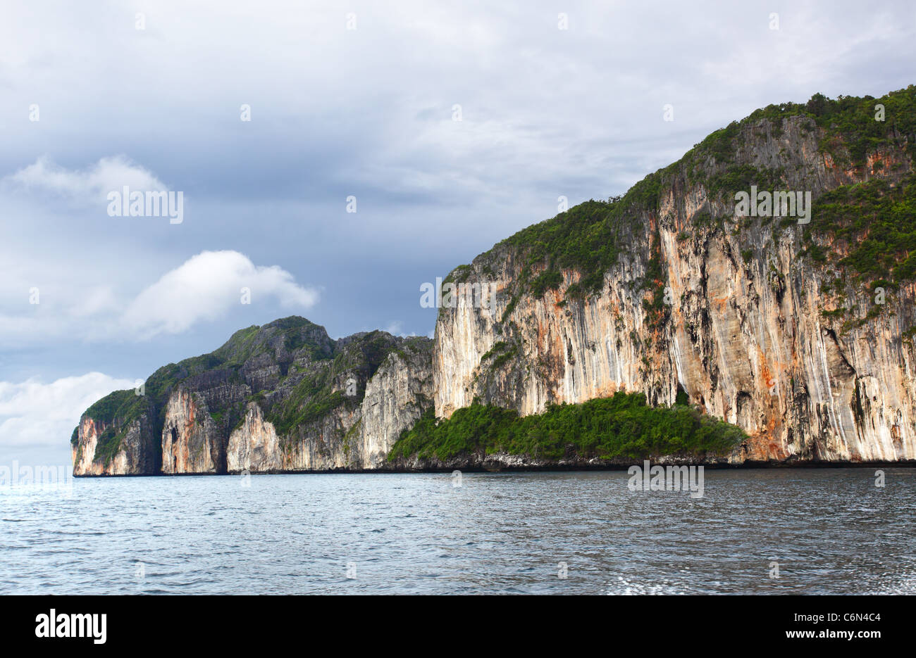 Mar de Andamán y las islas Phi Phi en Tailandia Foto de stock
