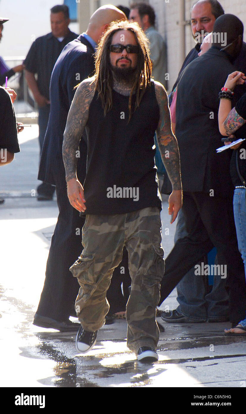 Jonathan Davis de Korn llega para aparición en 'Jimmy Kimmel Los California - 01.07.10 Nichole Lechmanil Fotografía de stock - Alamy