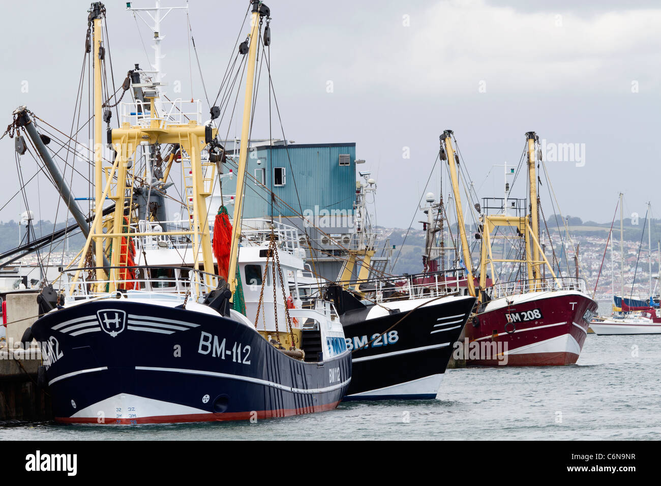 Los grandes arrastreros de pesca amarrados en el puerto Foto de stock