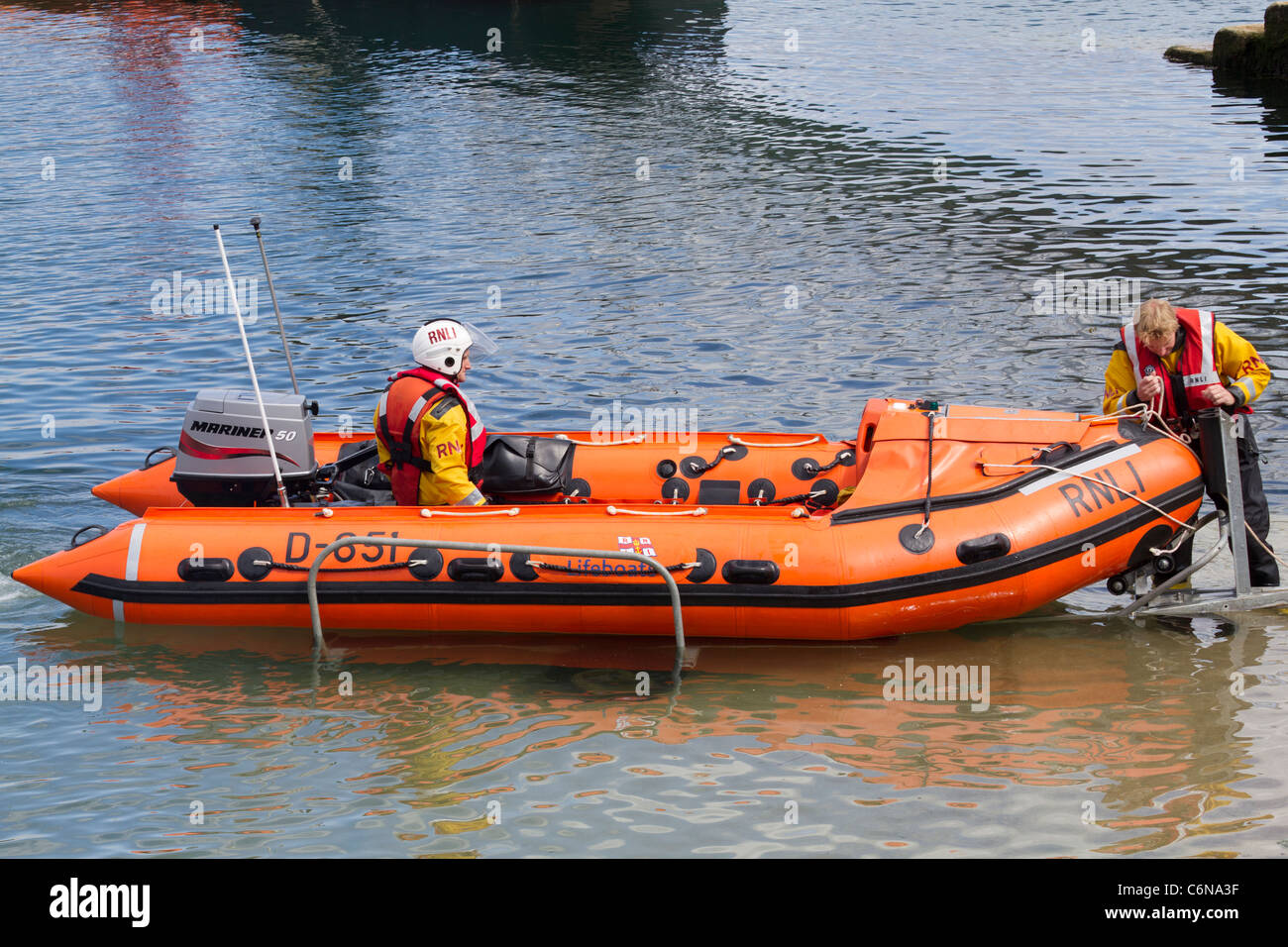 Small lifeboat fotografías e imágenes de alta resolución - Alamy