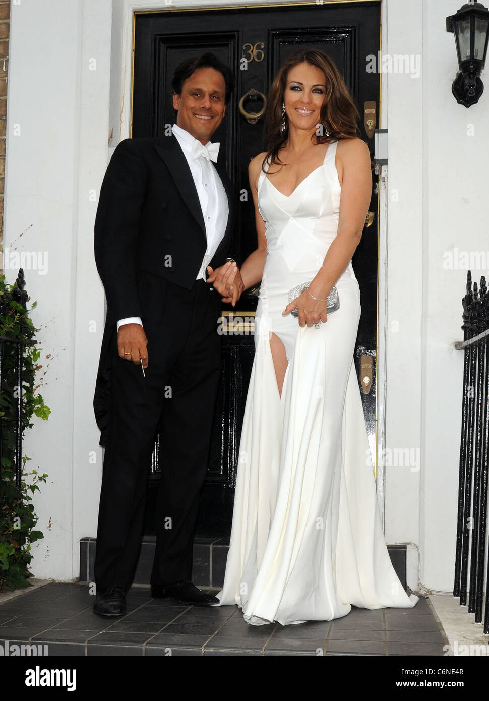 Elizabeth Hurley abandona la casa de Elton John's Tiara Ball con su