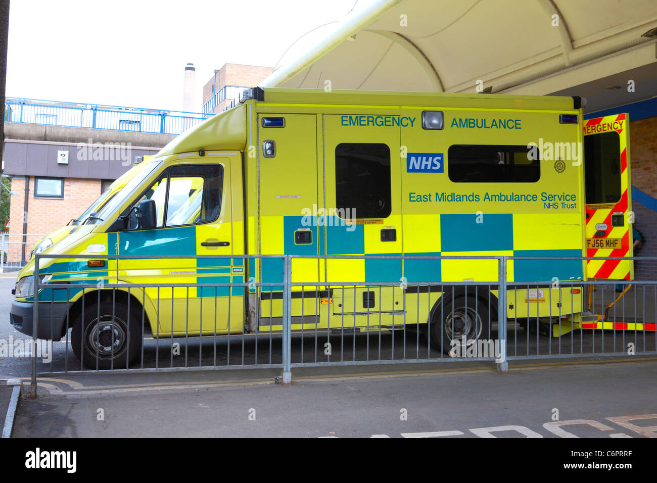 'Ambulancia UK' ' '' servicios de emergencia ambulancias estacionados fuera de la entrada de urgencias y accidentes Foto de stock