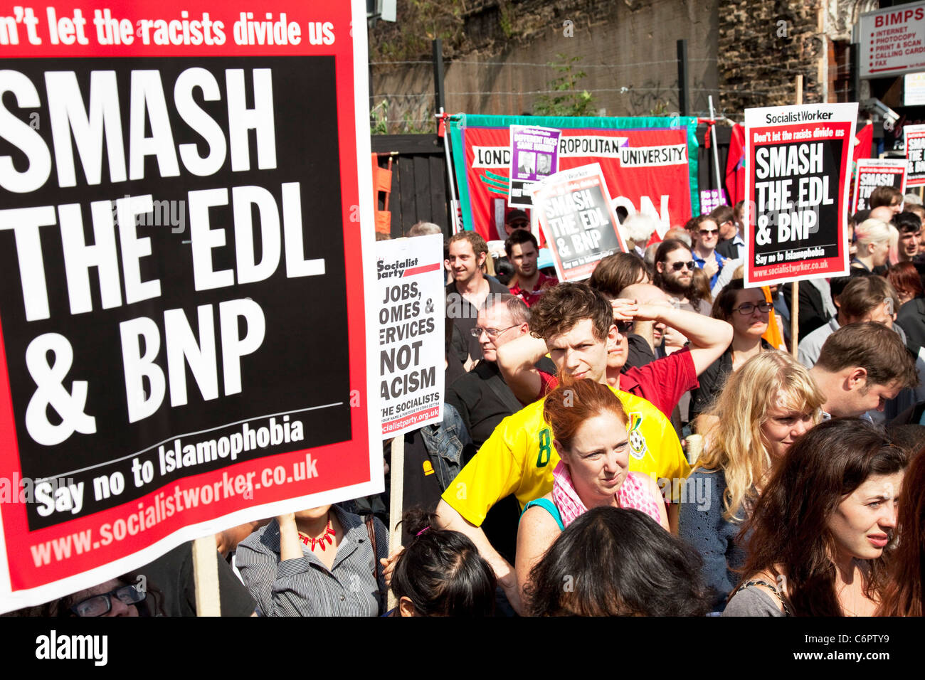 Contra el Fascismo rally en Whitechapel, East London. Tower Hamlets Unite. Encuentro Multicultural de personas contra el EDL y BNP. Foto de stock