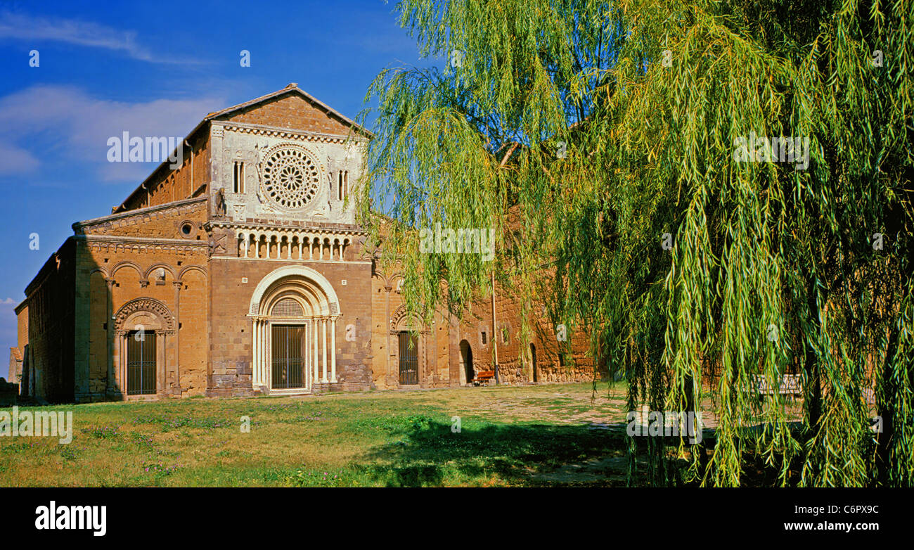 Tuscania cerca de Viterbo.Iglesia de San Pedro, que data del siglo octavo. Foto de stock