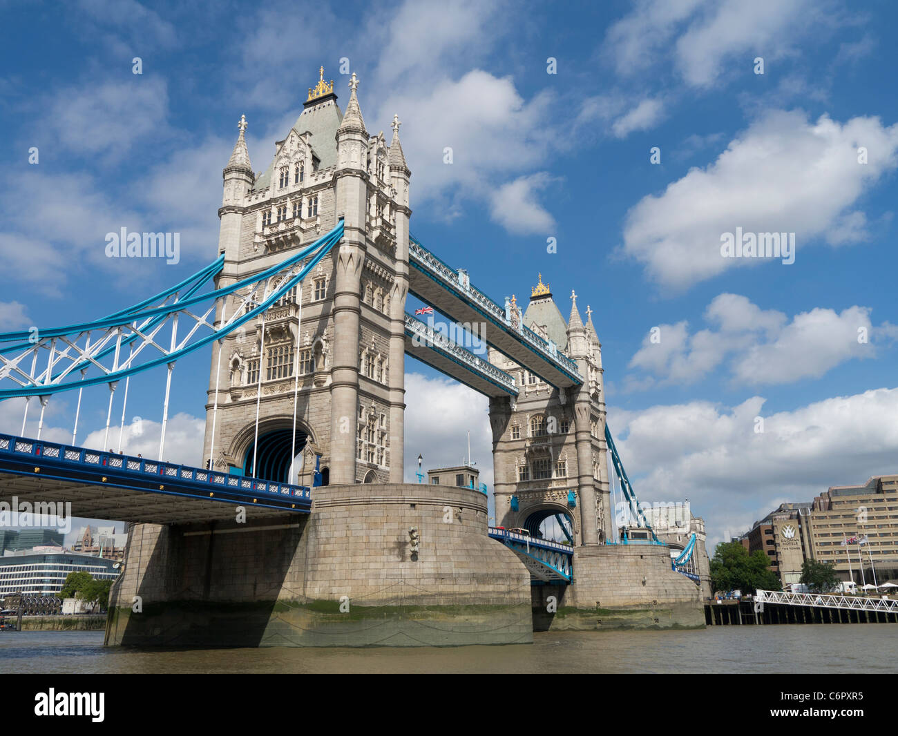 Tower Bridge, el histórico atracción turística, río Támesis Londres England Reino Unido. Foto de stock