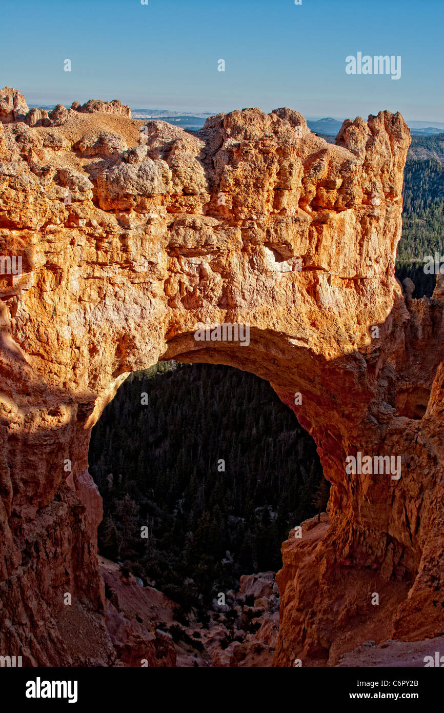 Puente de Roca Natural en el Parque Nacional de Bryce Canyon, Utah, EE.UU. Foto de stock