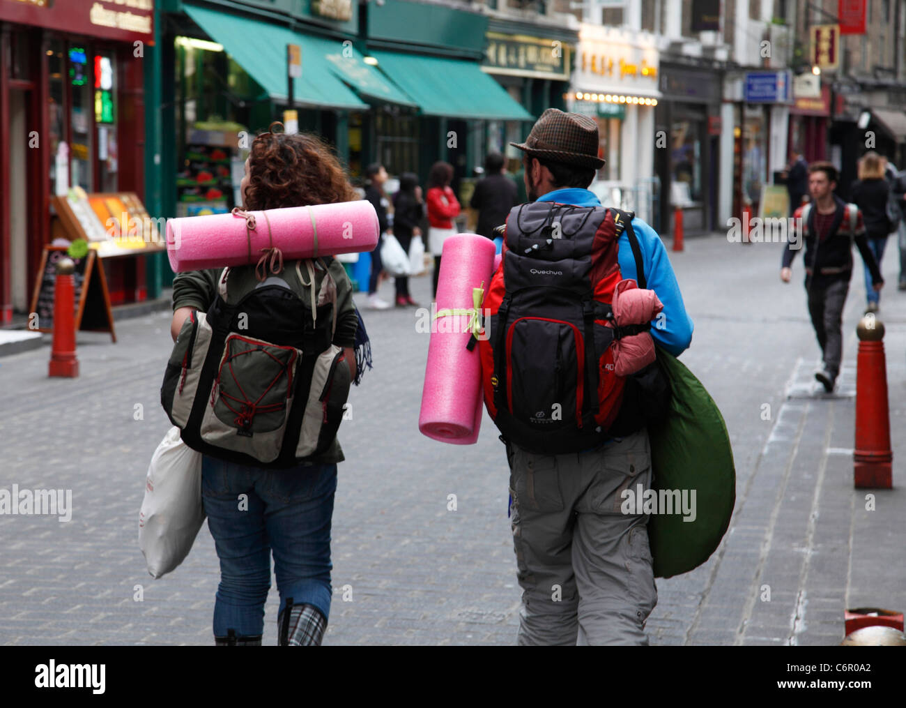 Los mochileros en China Town, Londres, Inglaterra, Reino Unido. Foto de stock