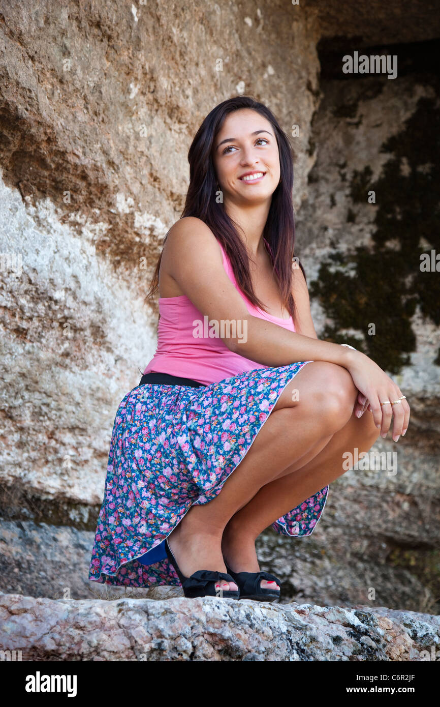 Muchacha con una minifalda en un lugar natural Fotografía de stock - Alamy