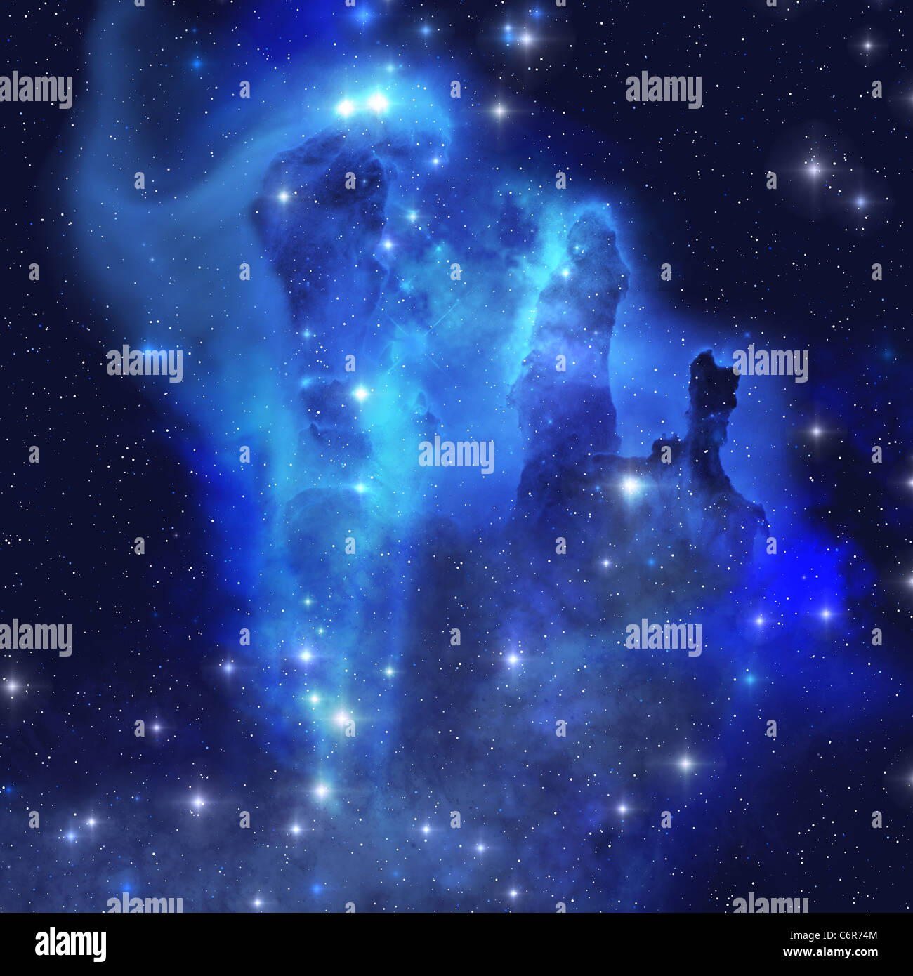 Las brillantes estrellas azules de esta nebulosa haciendo brillar en todo el cosmos. Foto de stock