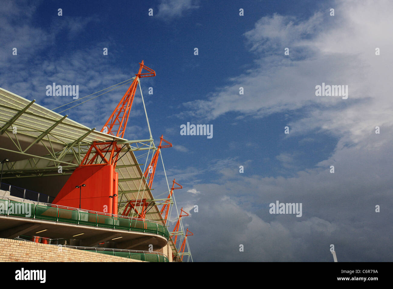 Vista diurna de la jirafa naranja característica del diseño del Mbombela Stadium Foto de stock