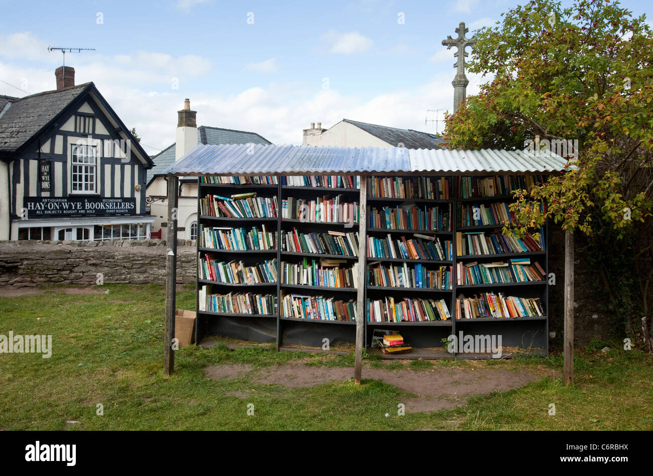 Una librería de honestidad en los terrenos del castillo de heno en Hay-On-wye, RU Foto de stock