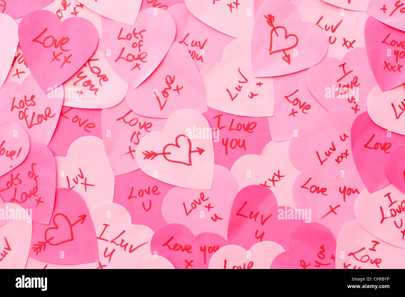 Mensajes de amor escrito en rosa en forma de corazón de papel Nota Post-it. Foto de stock