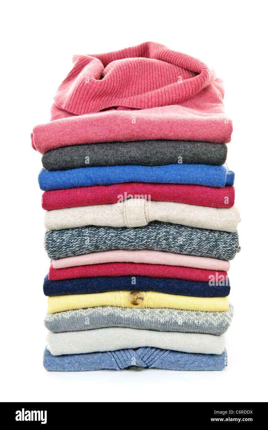 Pila de suéteres aislado sobre fondo blanco. Foto de stock