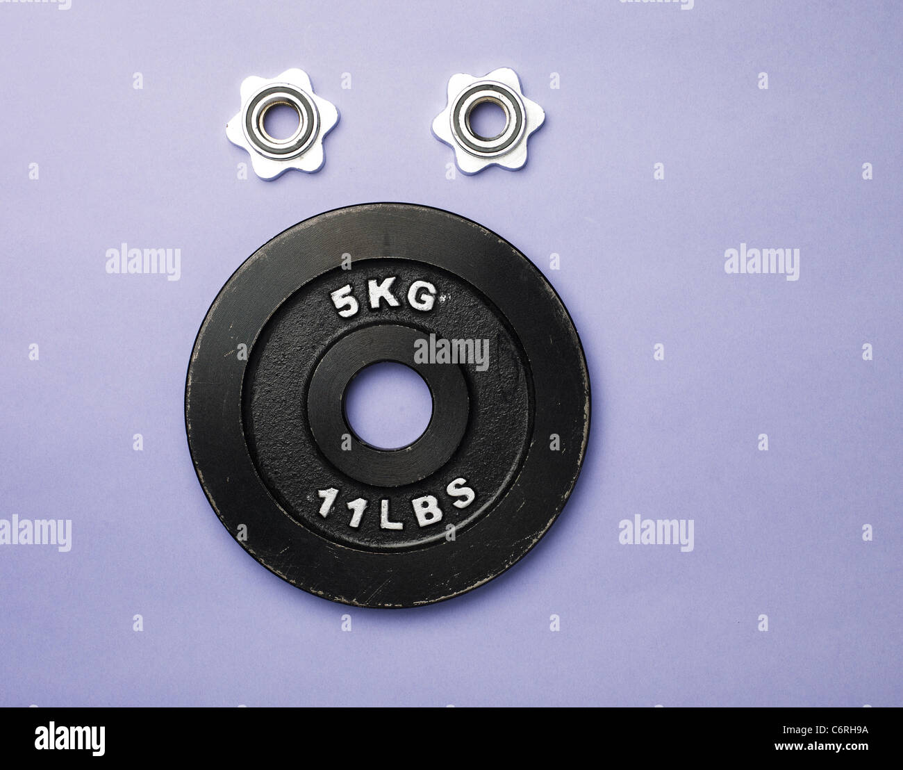 Partes de un dumbell dispuestos en forma de una cara Foto de stock
