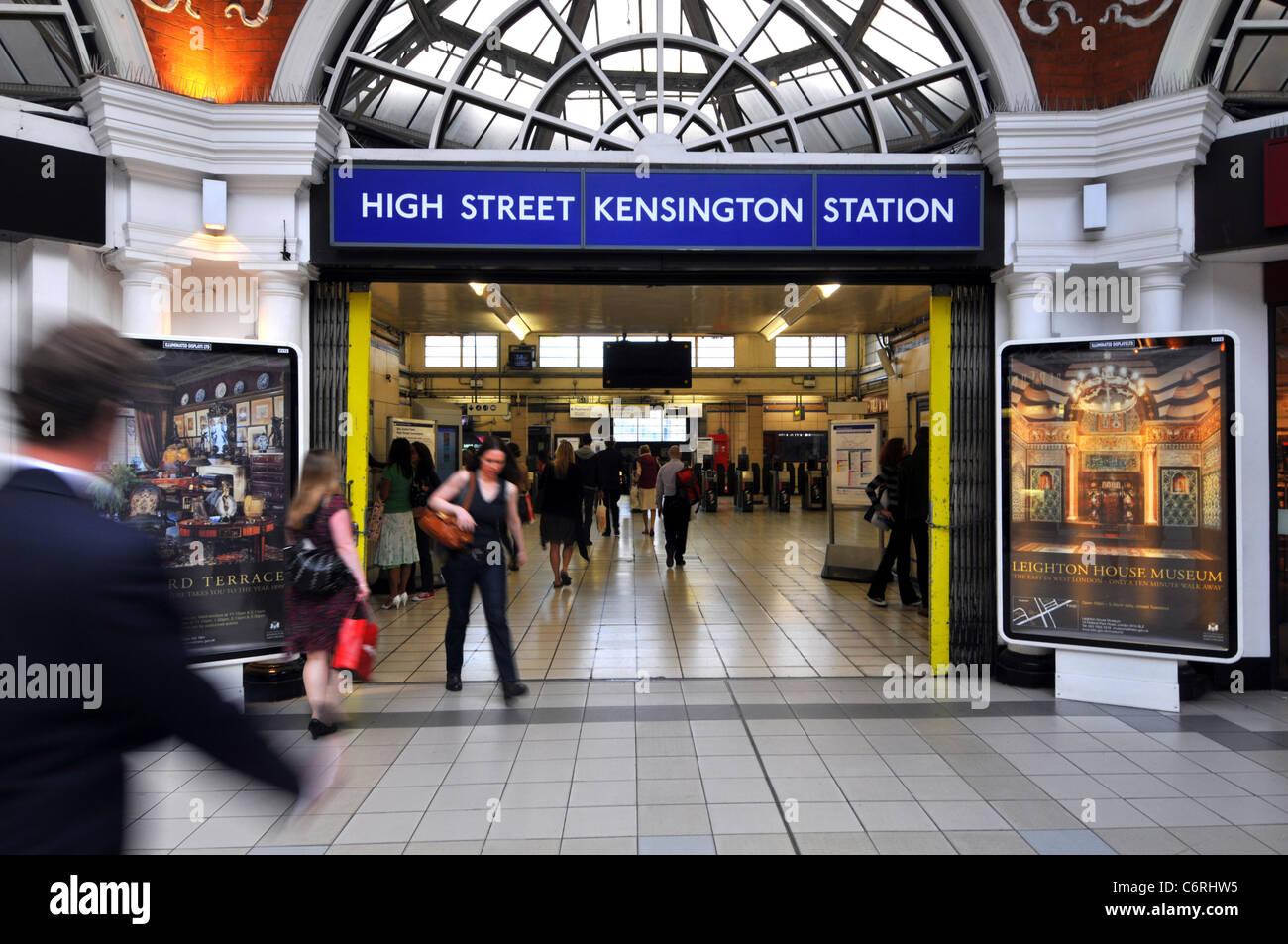 La estación de High Street Kensington, Londres, Inglaterra, Reino Unido Foto de stock