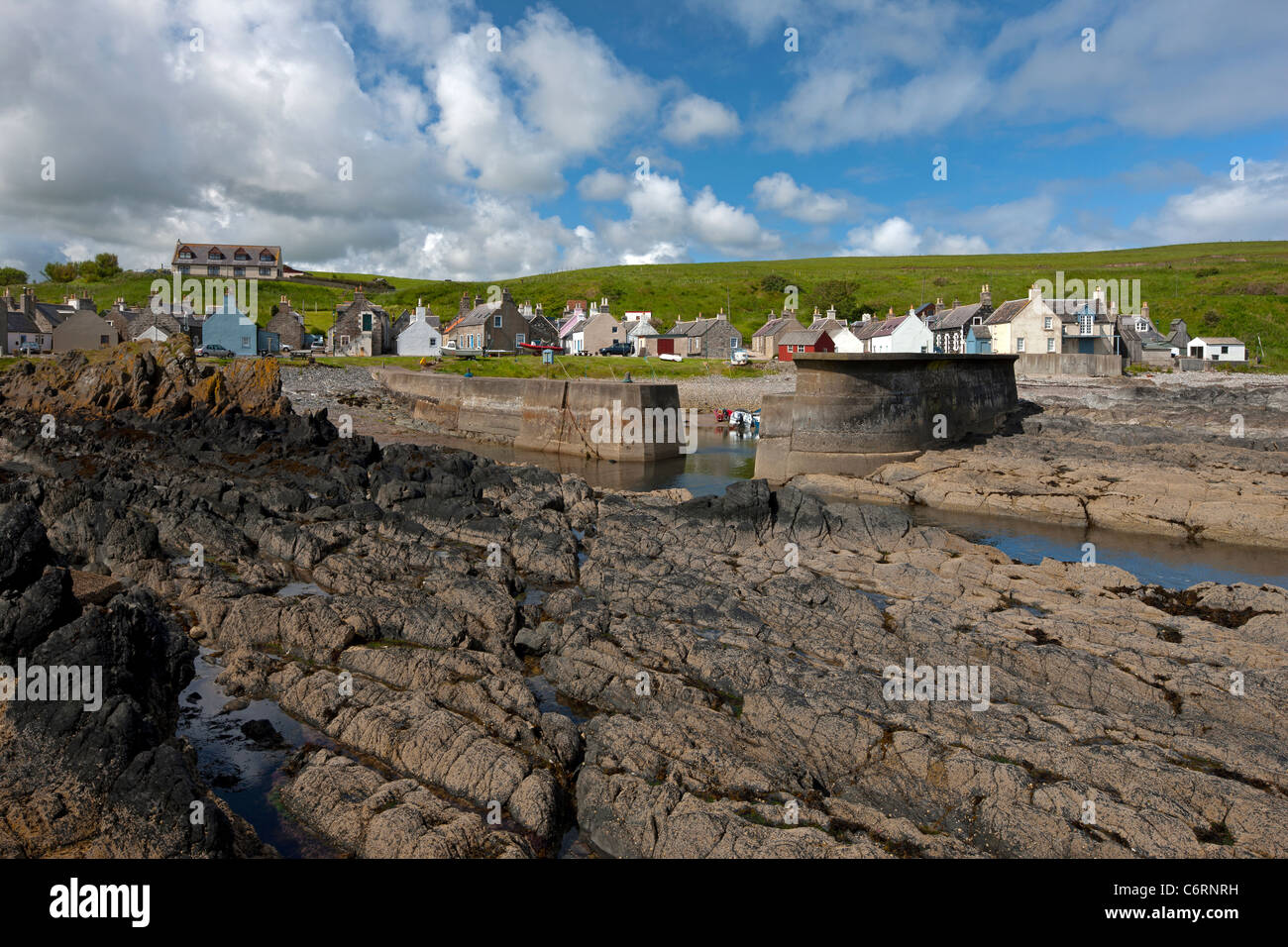 Sandend Bay y rocas en el Moray Firth, al noreste de Escocia Foto de stock