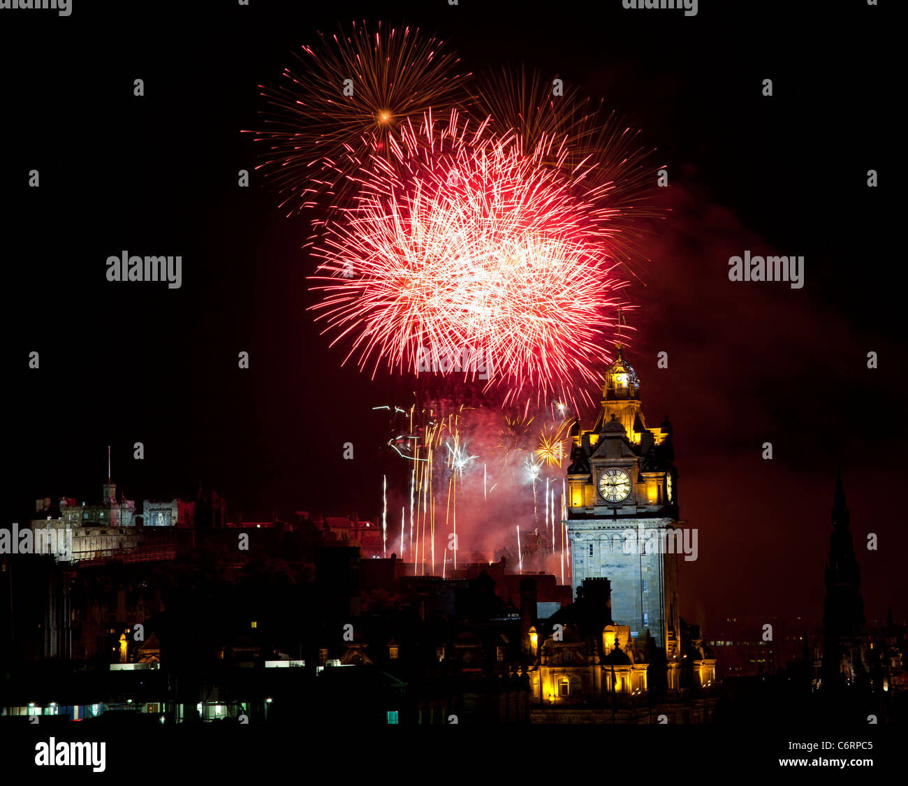 2011 Virgin Money fuegos artificiales concierto explosivo pantalla broche para el Festival Internacional de Edimburgo, Escocia, Reino Unido Foto de stock