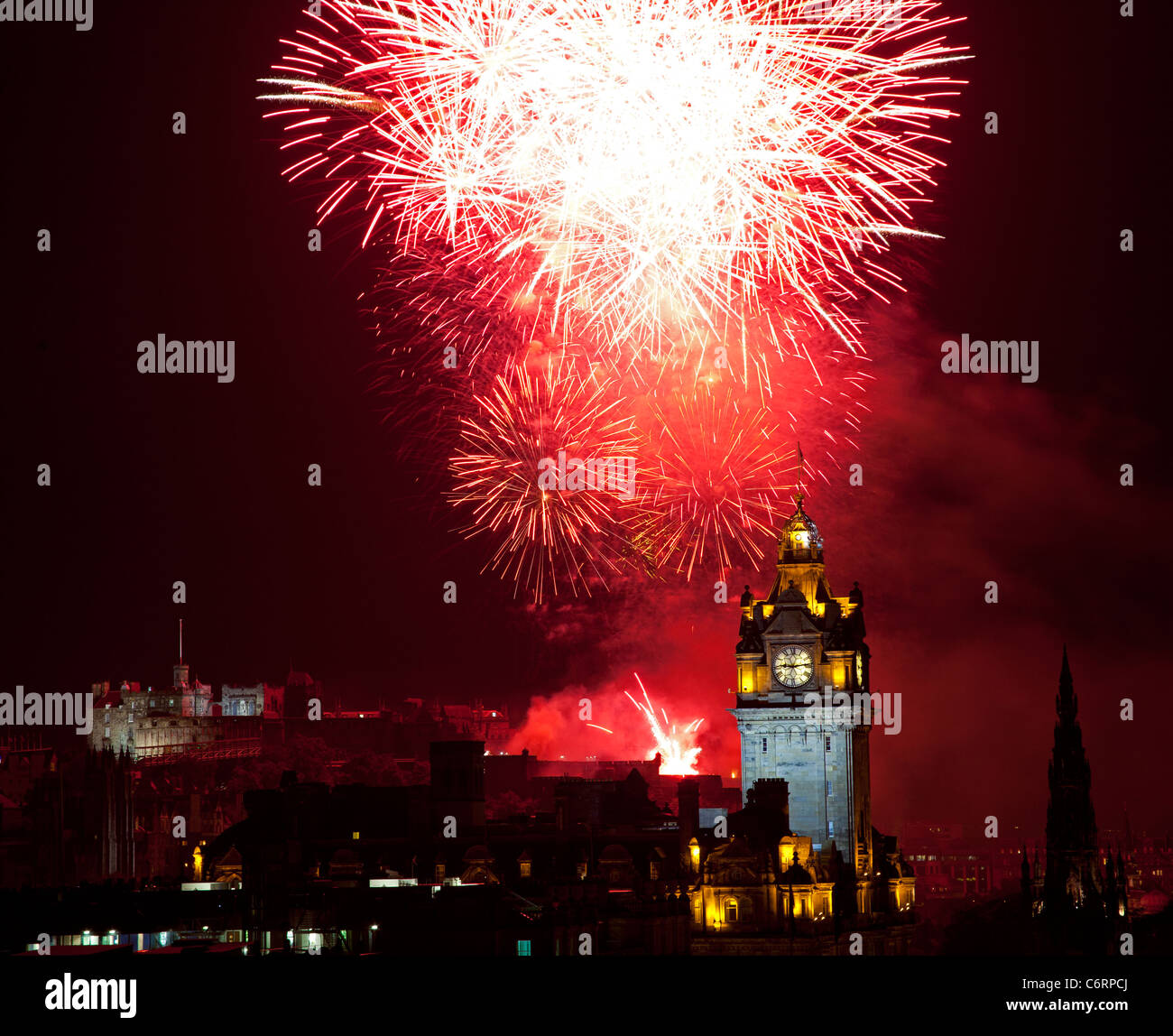 2011 Virgin Money fuegos artificiales concierto explosivo pantalla broche para el Festival Internacional de Edimburgo, Escocia, Reino Unido Foto de stock