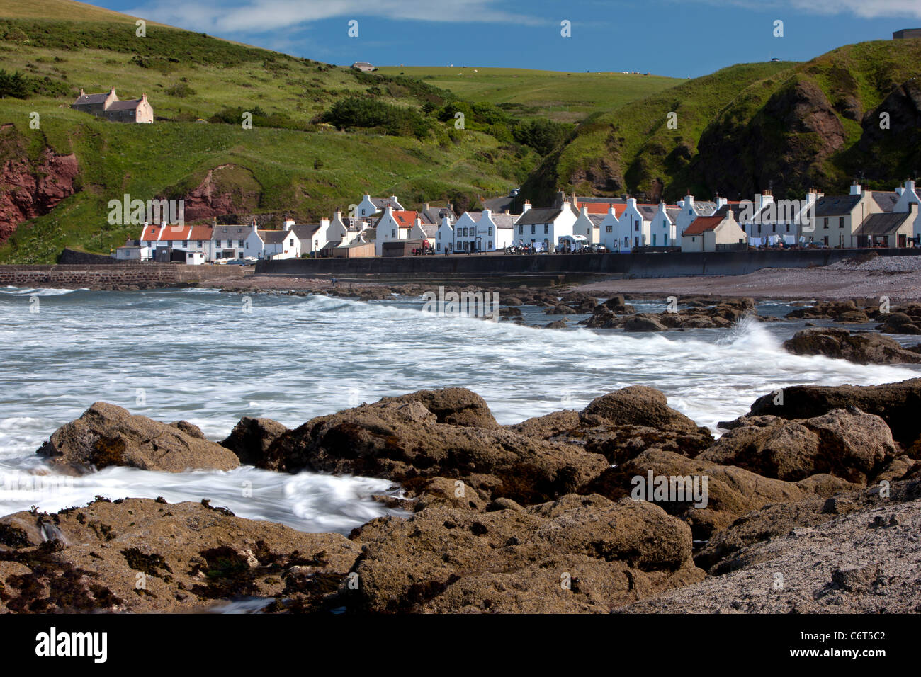 Vista de Pennan con el mar y las rocas en la parte delantera, aberdeenshire, Moray, Escocia Foto de stock