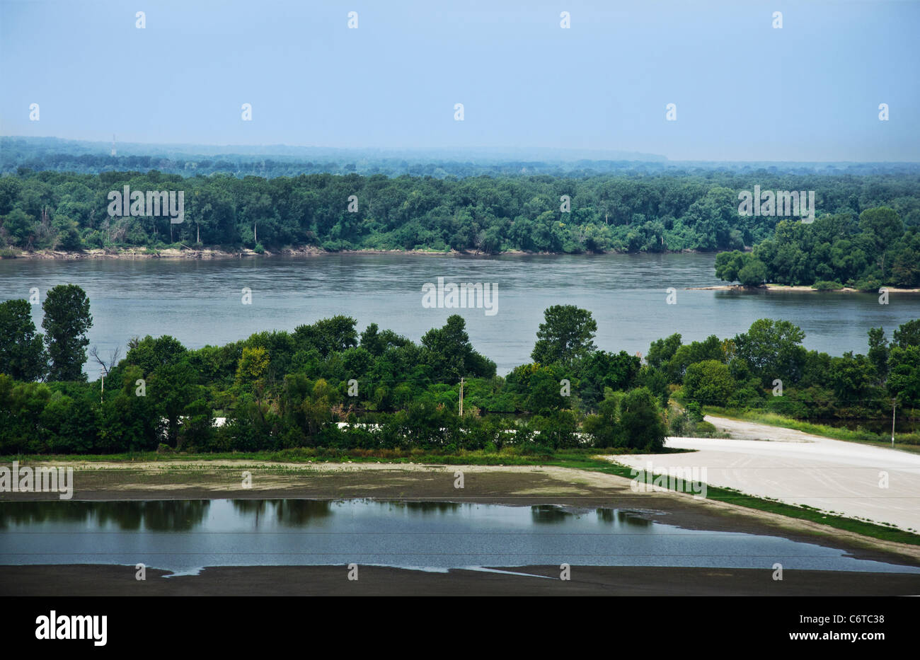 La vista desde la torre de confluencia de Lewis y de Clark cerca de Hartford, Illinois Foto de stock