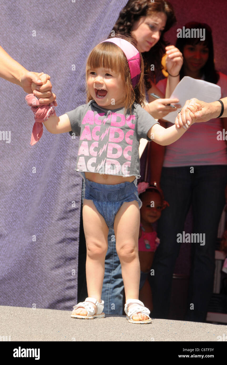 Un niño joven modelos Huggies pañales de tela vaquera Rebecca Romijn aloja  un bebé Fashion Show de Huggies pañales de tela vaquera en Union Square  Fotografía de stock - Alamy