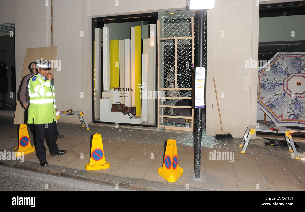 Smash and Grab ladrones destino la tienda de Prada en Bond Street,  alrededor de la 1am, rompiendo la entrada frontal de la tienda. Ella  Fotografía de stock - Alamy