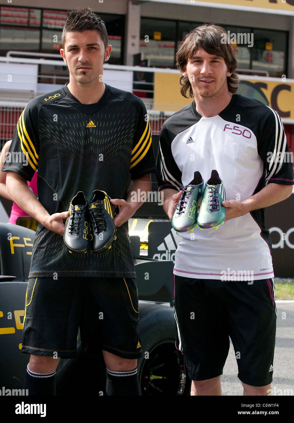 David Villa y Lionel Messi, conferencia de prensa sobre el lanzamiento de  los adidas F50 adZero botas de fútbol en el Circuit de Catalunya Fotografía  de stock - Alamy