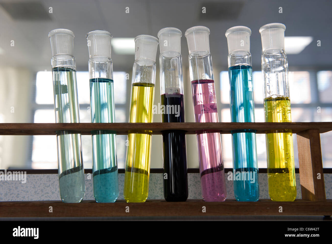 Tubos de ensayo en un rack en un laboratorio de química. Foto de stock