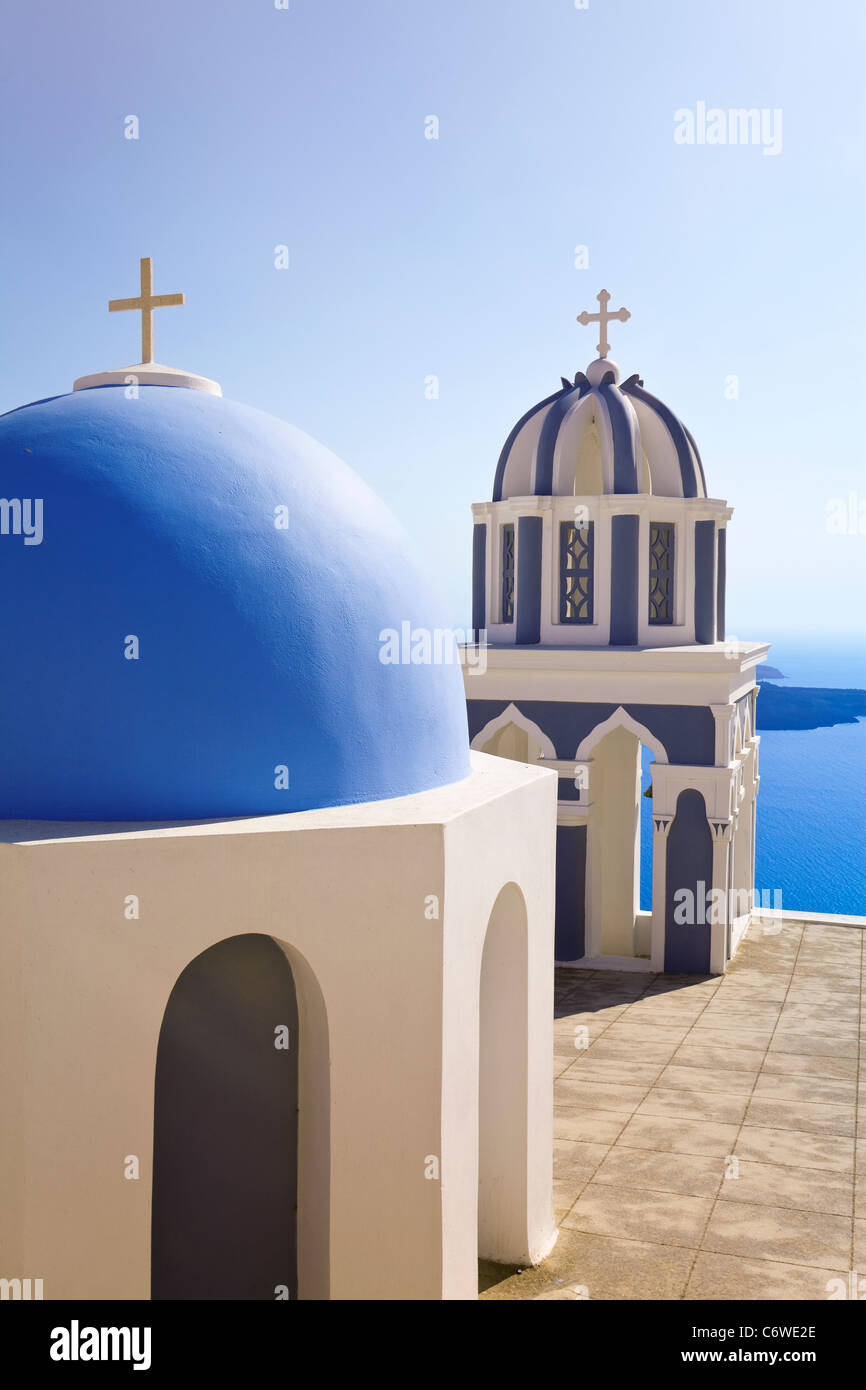 Campanarios de Iglesia Ortodoxa con vistas a la caldera de Fira, Santorini (Thira), Islas Cícladas, del mar Egeo, Grecia, Europa Foto de stock