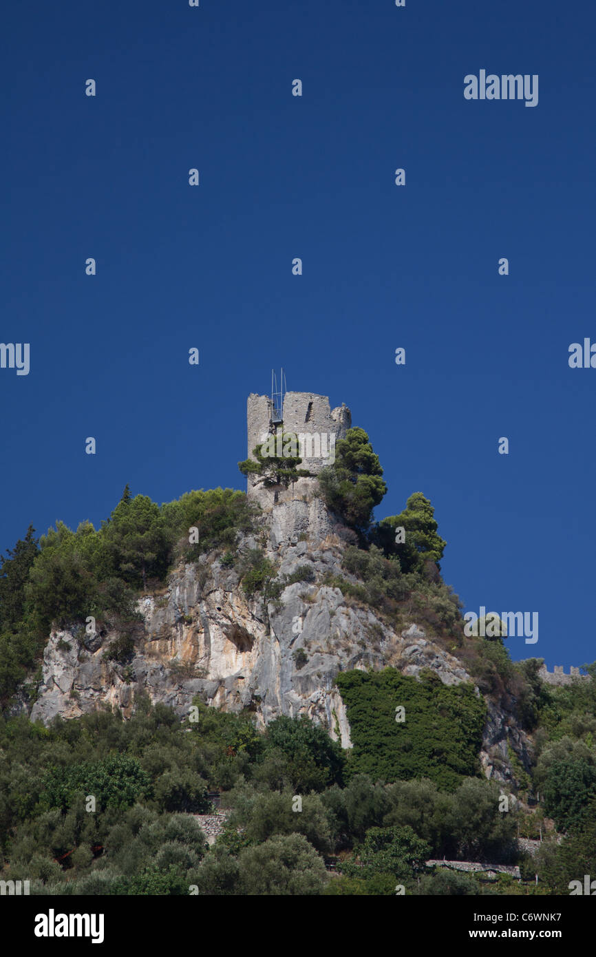 Mirador torre sarracena en la costa de Amalfi Foto de stock