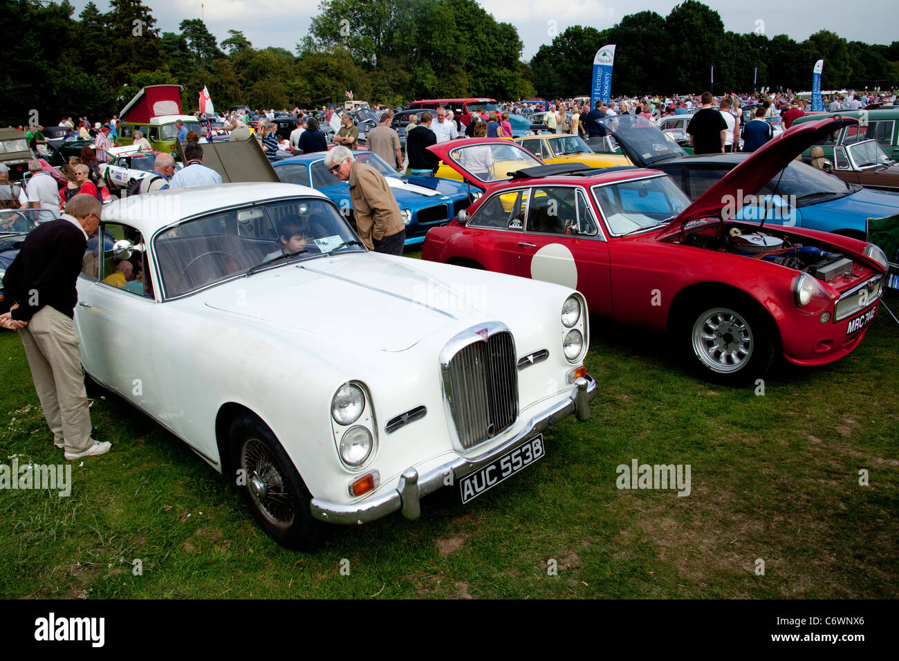 Clásicos en el Harpenden Común 2011 Alvis blanco 1967 Mulliner Park ward saloon ruedas de alambre Foto de stock