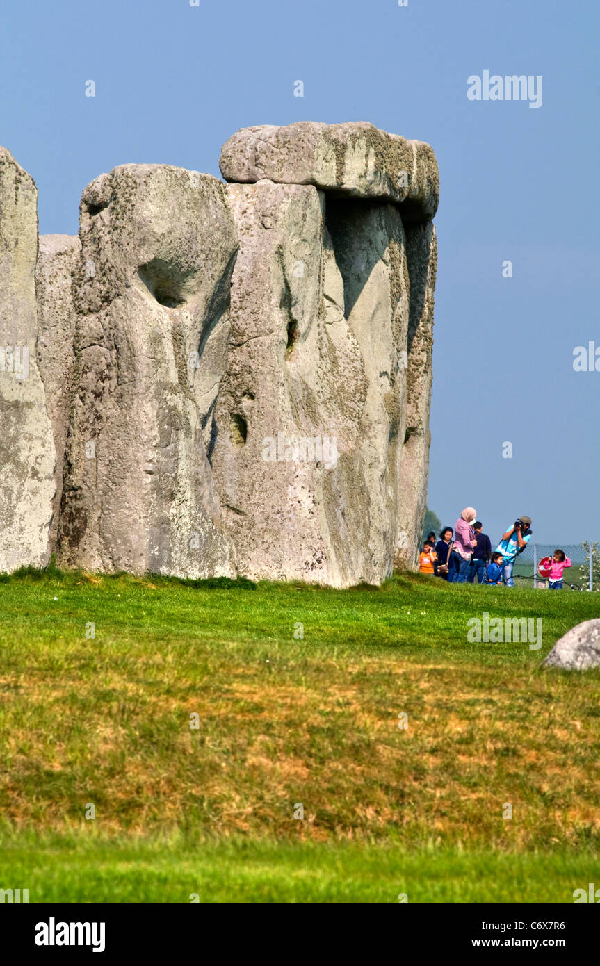 Visitantes en el círculo de piedra de Stonehenge en Wiltshire, Inglaterra Foto de stock