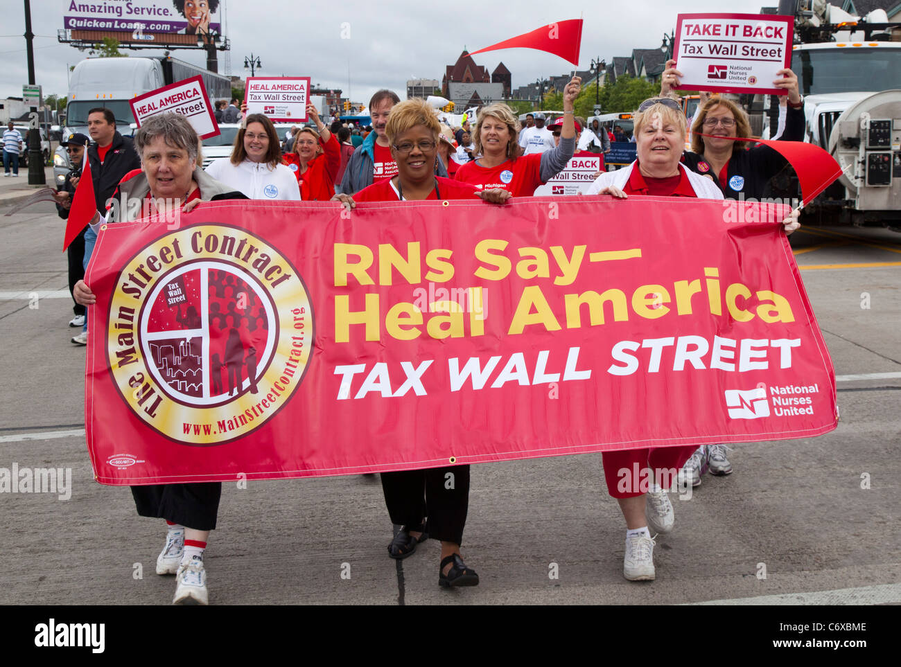 Detroit, Michigan - Miembros de Naciones nacional de enfermeras de marzo en el Desfile del Día del Trabajo, pidiendo mayores impuestos en Wall Street. Foto de stock