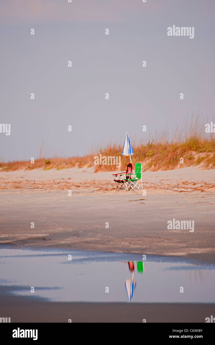 Silla de playa solitaria Foto de stock
