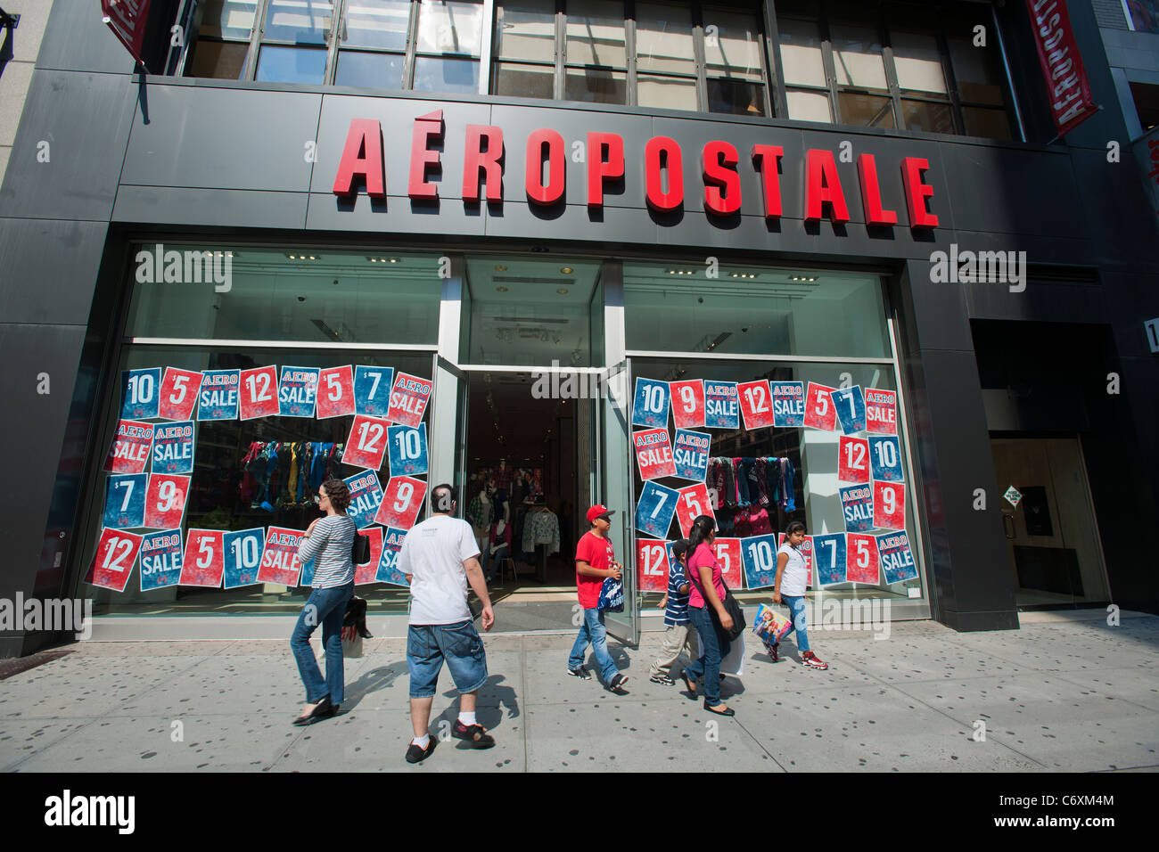 Tienda de ropa Aeropostale en 34th Street, en el distrito comercial de  Herald Square en Nueva York Fotografía de stock - Alamy