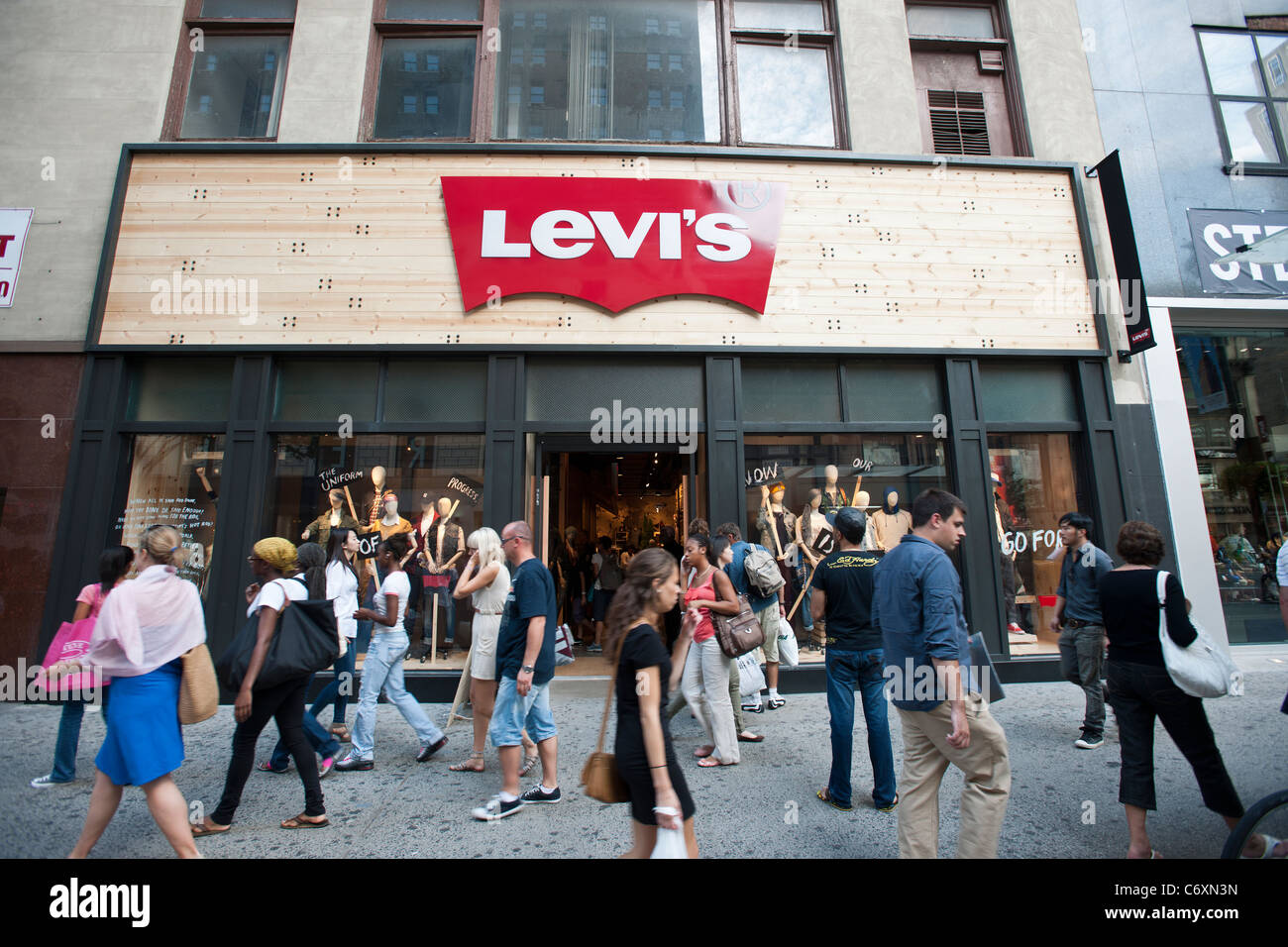 Una nueva tienda de ropa Levi's en la 34th Street, en el distrito comercial  de Herald Square en Nueva York Fotografía de stock - Alamy