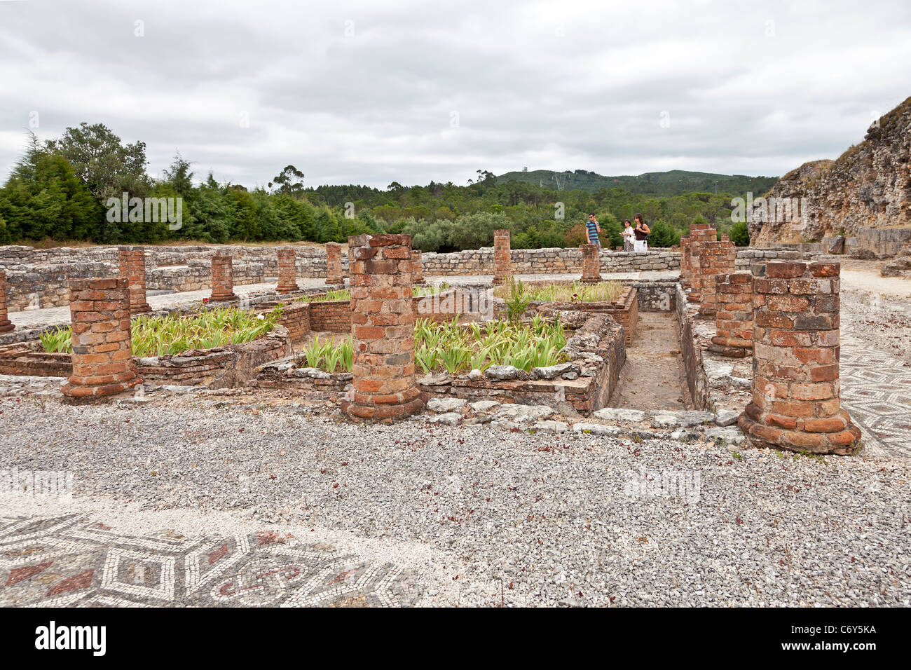 Peristilo con columnas de ladrillo en la Casa de la Villa de la esvástica en Conimbriga, las ruinas de la ciudad romana mejor conservados en Portugal. Foto de stock