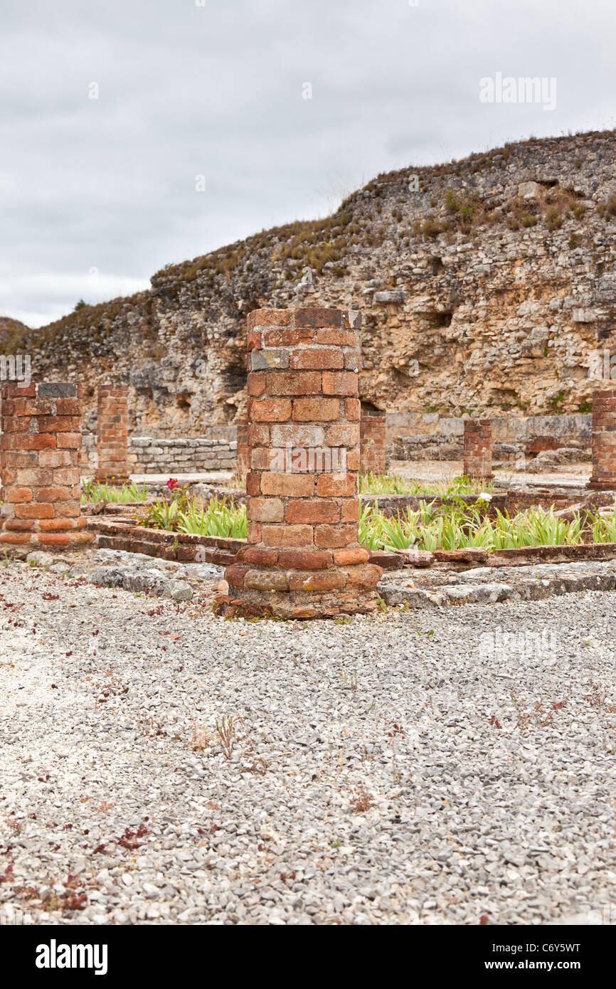 Peristilo, las columnas de ladrillo en la Casa de la Villa de la esvástica en Conimbriga, las ruinas de la ciudad romana mejor conservados en Portugal. Foto de stock