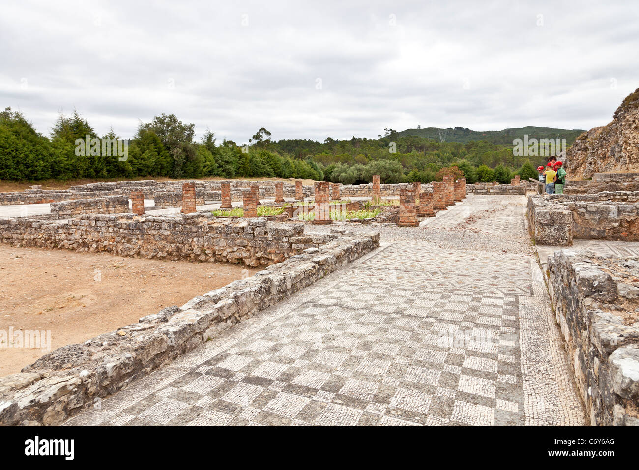 Peristilo y esvástica mosaico en la Casa de la Villa de la esvástica en Conimbriga, las ruinas de la ciudad romana mejor conservados en Portugal. Foto de stock