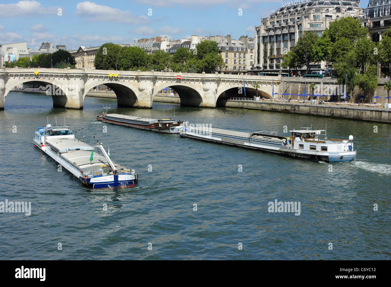 Joya Puede ser ignorado Luna Barcazas de carga de trabajo que ejercen sus actividades en el río Sena en  París Fotografía de stock - Alamy
