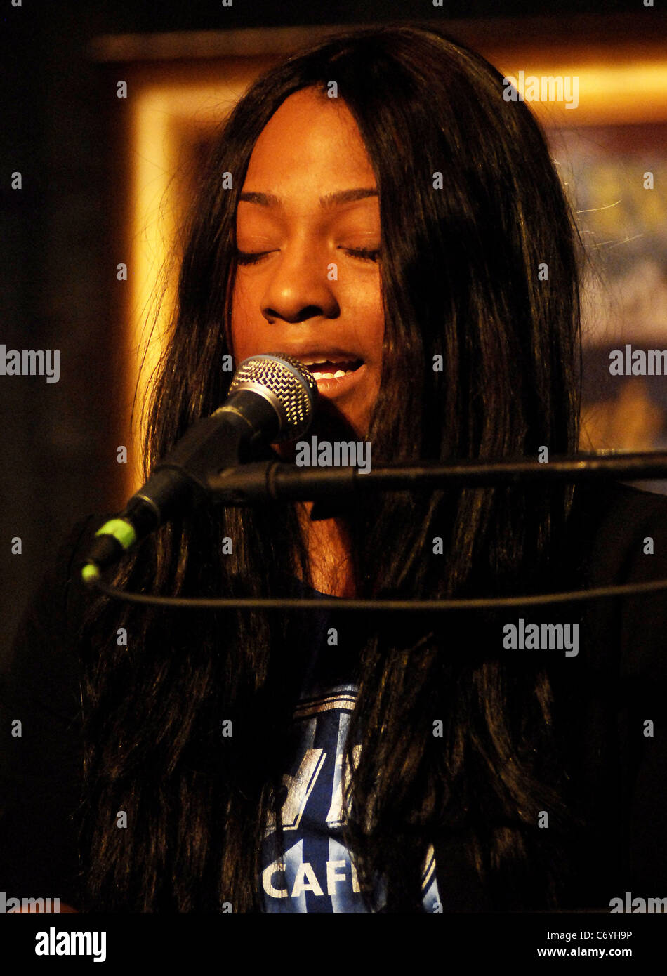 Ángel Taylor realizar una emisora de radio, la mezcla (101.9FM) en el Hard  Rock Cafe en beneficio de los músicos en la llamada. Chicago Fotografía de  stock - Alamy