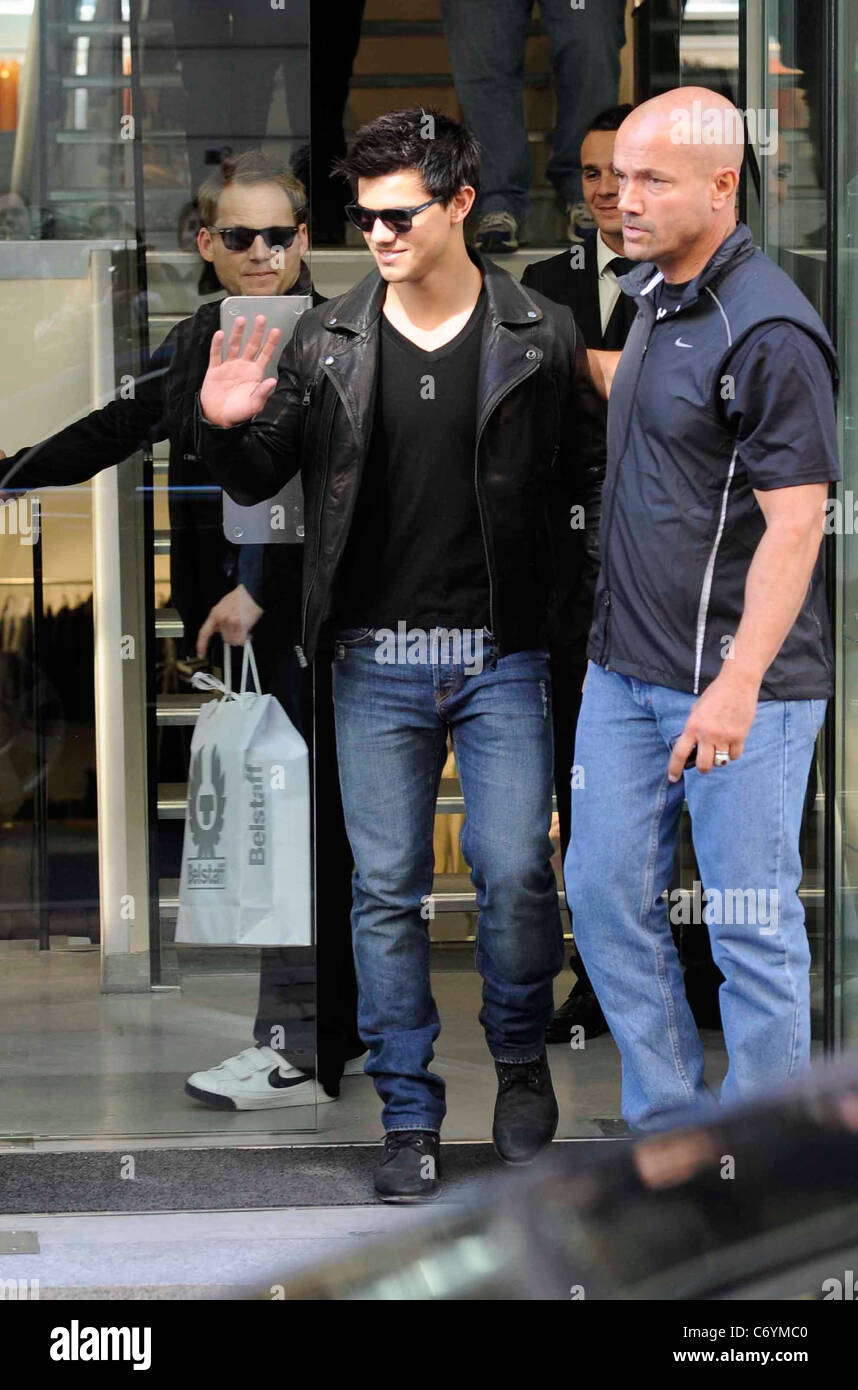Taylor Lautner dejando Belstaff tienda de ropa con un guardaespaldas donde  hizo algunas compras. La tienda fue cerrada al público Fotografía de stock  - Alamy