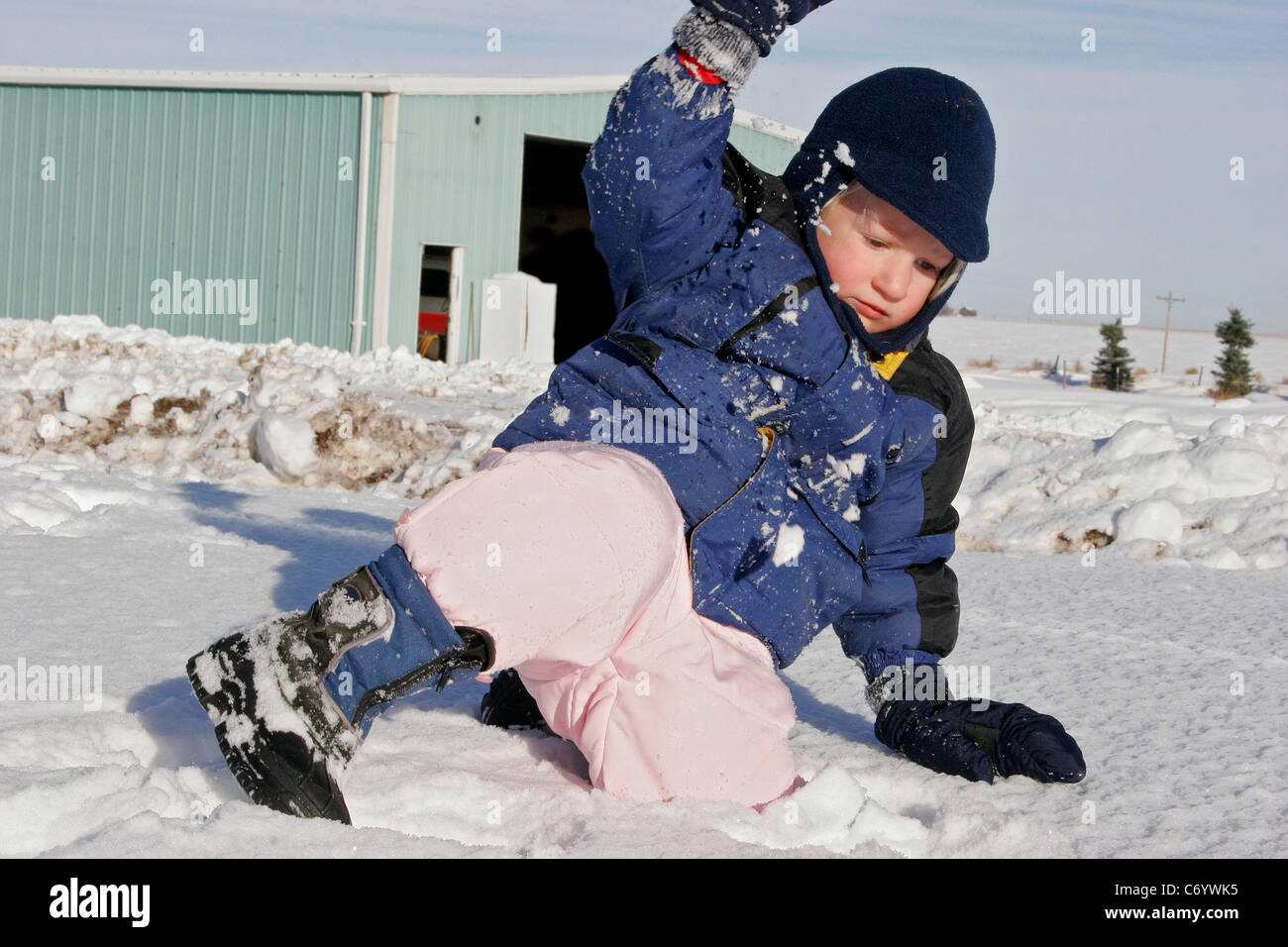 Chico jugando en la nieve en invierno, la diversión de invierno Foto de stock