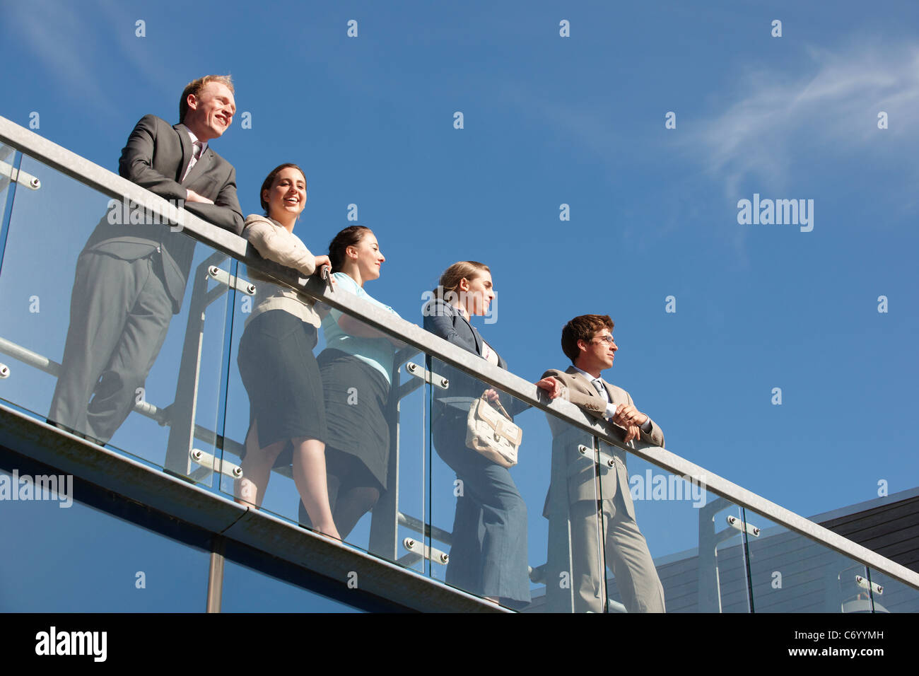 La gente de negocios de pie en la pasarela Foto de stock